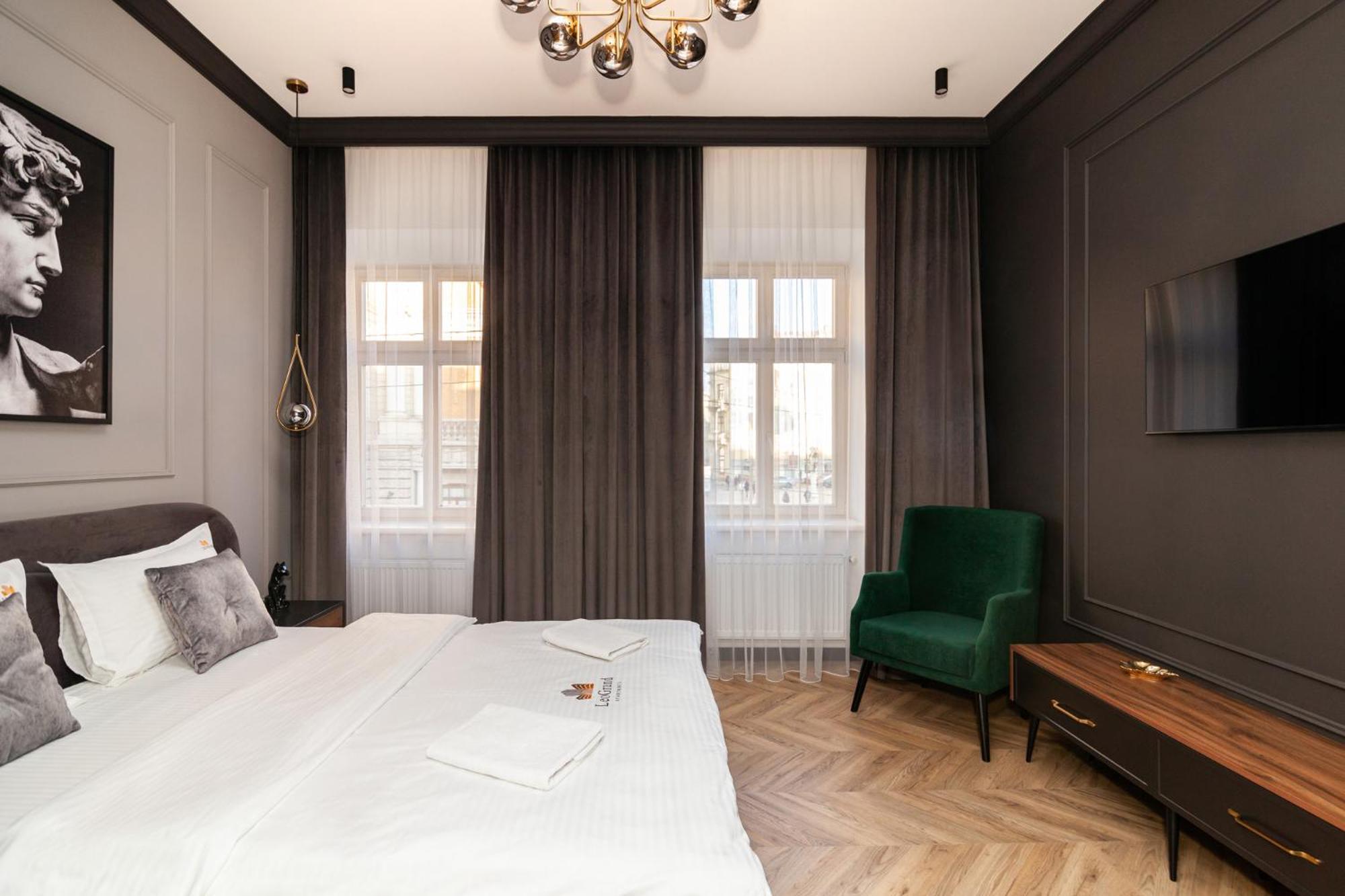 Leogrand Vip On Svobody Avenue 43 Apartment Lviv Exterior photo
